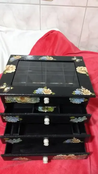 Comoda- decorada com 4 Gavetas