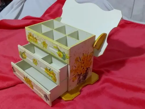 Comoda- decorada com 3 Gavetas