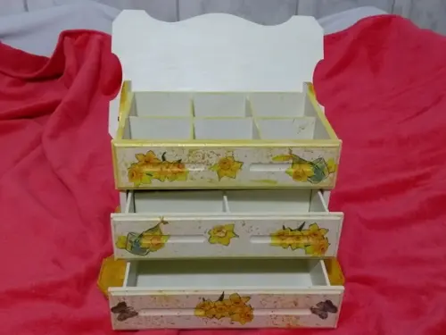 Comoda- decorada com 3 Gavetas