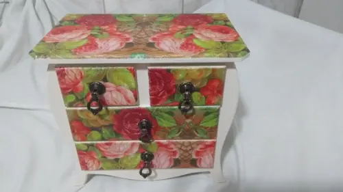 Comoda- decorada com 4 Gavetas