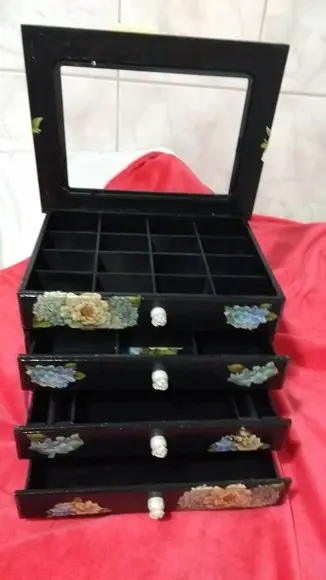 Comoda- decorada com 4 Gavetas