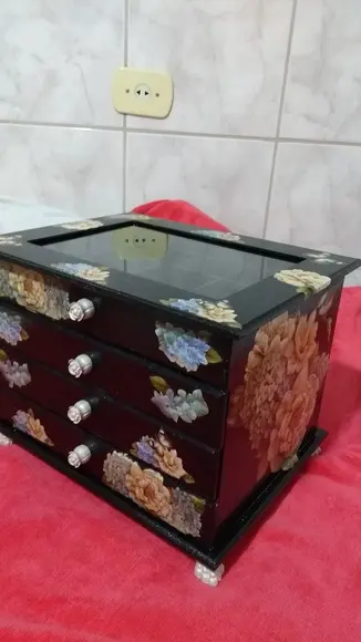 Comoda- decorada com 4 Gavetas