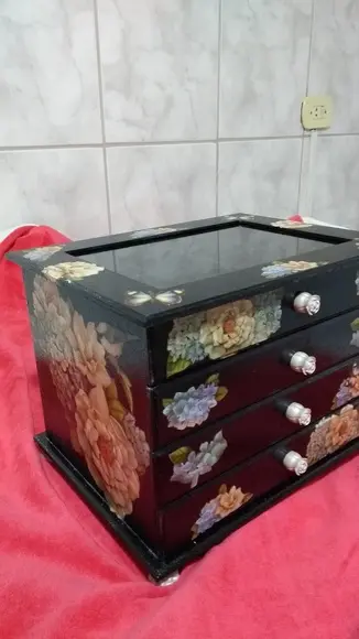 Comoda- decorada com 4 Gavetas