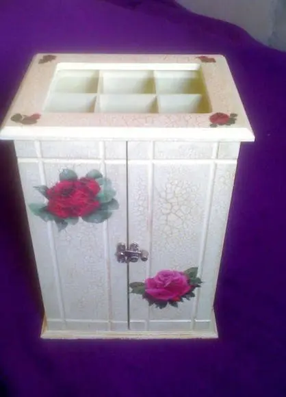 Porta Jóia modelo Guarda Roupa