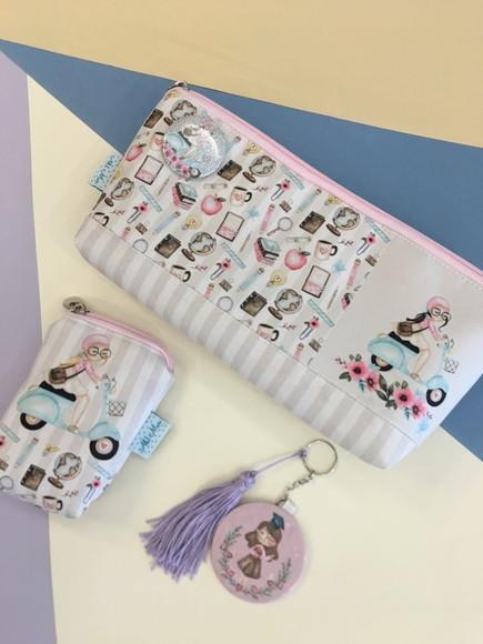 NECESSAIRE DIA DOS PROFESSORES COM CHAVEIRO E PORTA MOEDAS