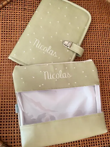Capa de Caderneta de Vacinação e Necessaire Bordada