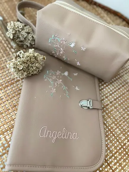 Capa de Caderneta de Vacinação e Necessaire Bordada.