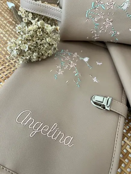 Capa de Caderneta de Vacinação e Necessaire Bordada.