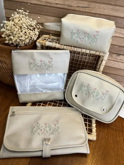 Kit de Necessaire Bordada e Trocador