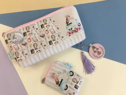NECESSAIRE DIA DOS PROFESSORES COM CHAVEIRO E PORTA MOEDAS