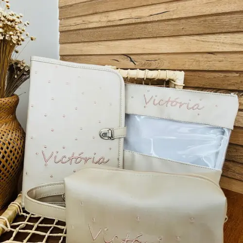 Porta Carteira de Vacinação e Necessaires Bordadas