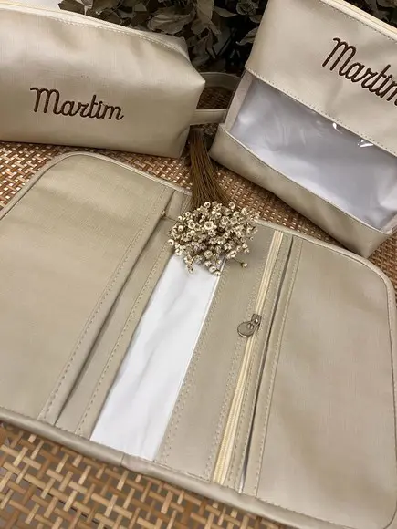 Porta Carteira de Vacinação e Necessaires Bordadas