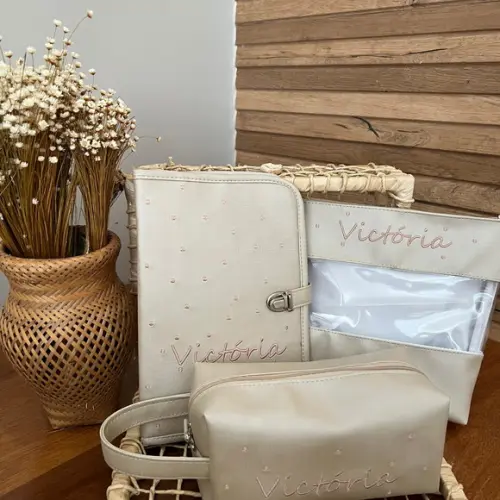 Porta Carteira de Vacinação e Necessaires Bordadas