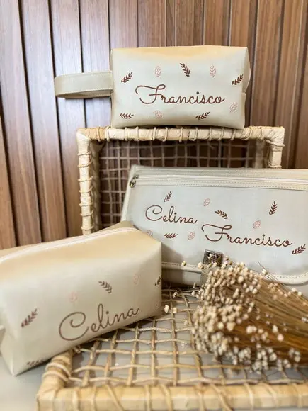 Trocador e Necessaires Bordadas para Gêmeos