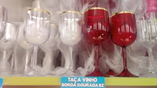 Taça de Vinho com Borda Dourada