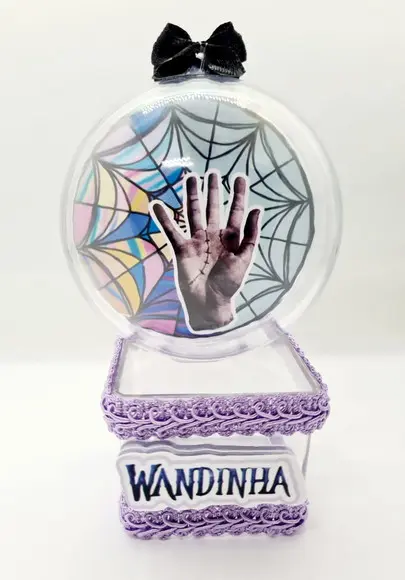 Caixinha Acrílica com Esfera Wandinha Addams