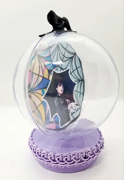 Latinha Acrílica com Esfera Wandinha Addams
