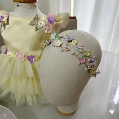 Tiara Infantil Luxo com Flores 3d e Pérolas ? Acessório para