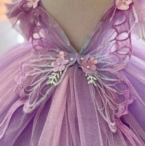 Vestido Infantil Luxo Lilás com Asas Bordadas