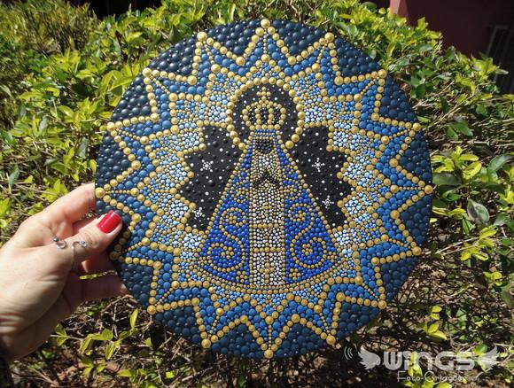 Mandala em pontilhismo - Nossa Senhora Aparecida com suporte