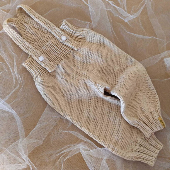 Calça com Alças Bebê Tricô Feito à Mão Bege