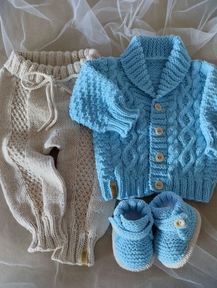 Casaquinho Bebê Tranças Calça Botinhas Tricô Azul e Bege