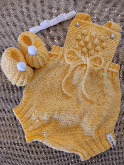 Jardineira Sapatinhos Gominhos Bebê Tricô Amarelo Faixa Laço