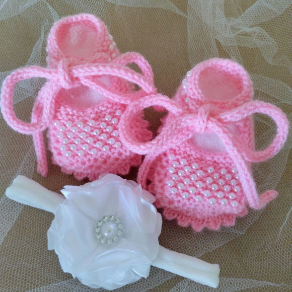 Sapatinhos Pérolas Tricô e Faixa Laço Rosa