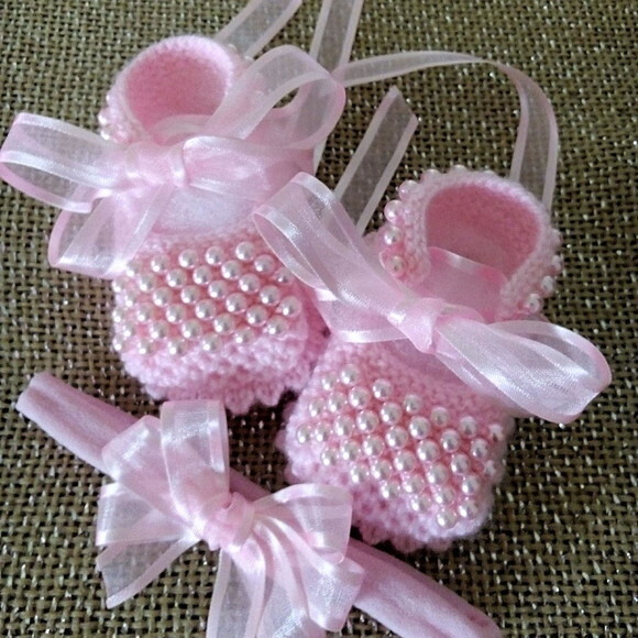 Sapatinhos Pérolas Tricô e Faixa Laço Rosa