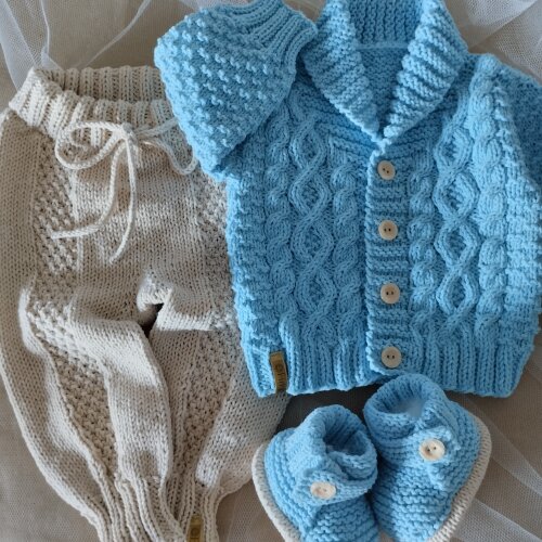 Conjunto casaquinho bebê menino menina tranças e calça e botinhas tricô feito à mão bege azul claro