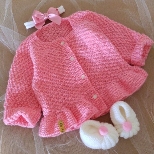Casaquinho babados e sapatinhos bebê feito à mão tricô lã antialérgica e faixa laço rosa e branco