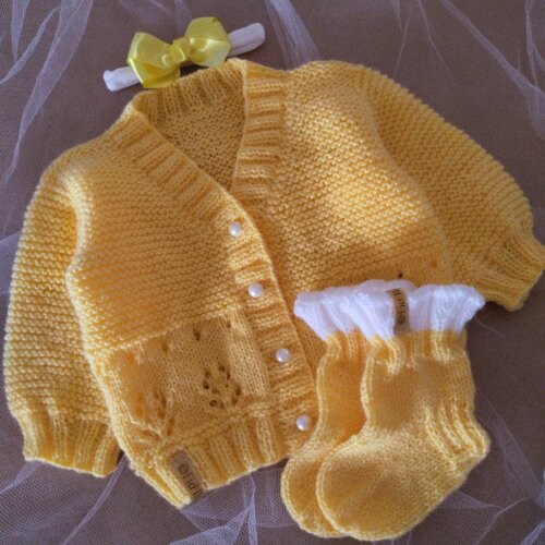 Casaquinho cardigã e meias bebê menina tricô feito à mão flor e faixa laço cetim amarelo 0 a 3 meses