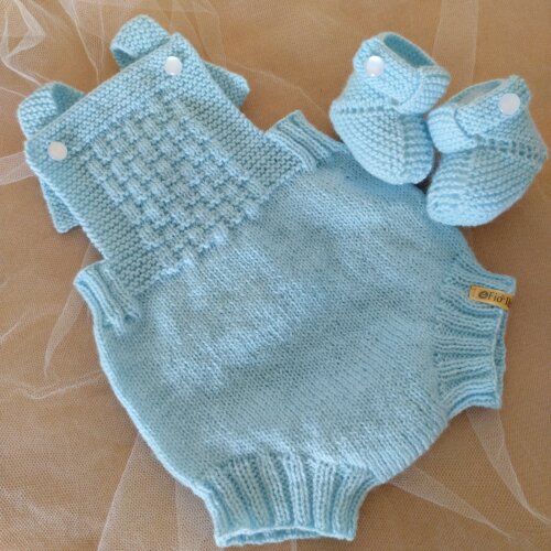 Jardineira romper verão e sapatinhos botinhas bebê menino ou menina tricô feito à mão azul baby