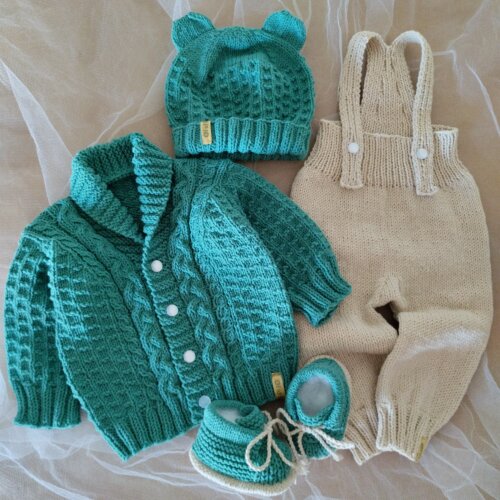 Conjunto casaco gola tranças e gorro orelhas e sapatinhos e calça alças bebê tricô bege e verde