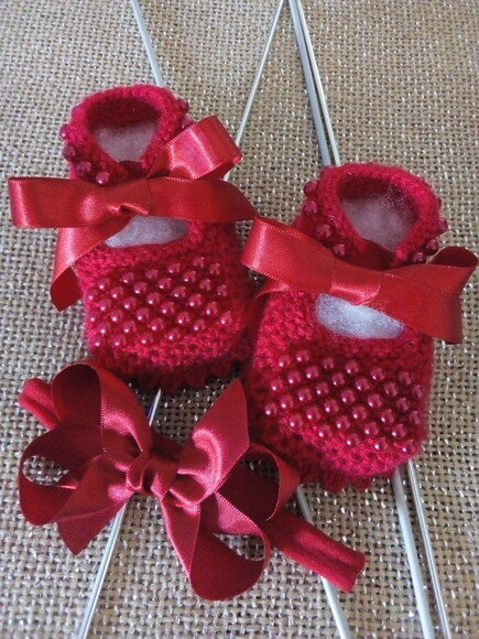 Sapatinhos Pérolas Tricô e Faixa Laço Rosa