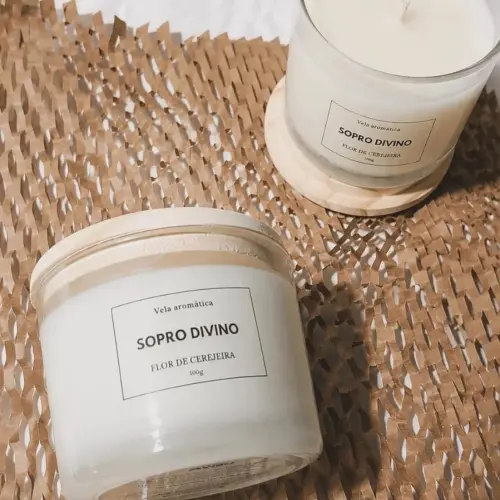Vela Aromática Artesanal de Flor de Cerejeira Sopro Divino 100g – Essências Premium