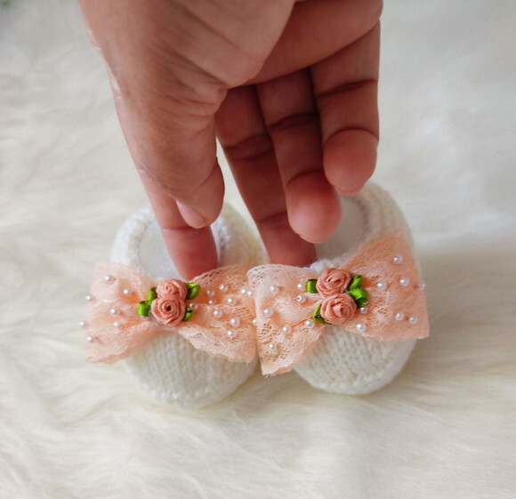Sapatinho Rn Tricô Bebê Menina Off White com Lacinho de Rend