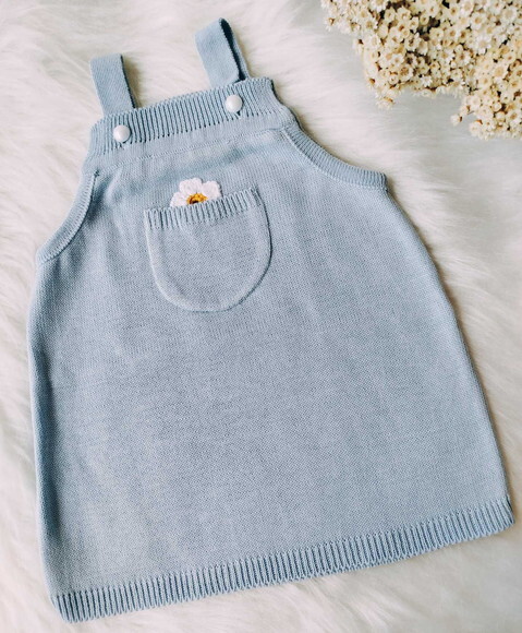 Vestido Infantil em Tricot Azul Bebê com Florzinha Delicada