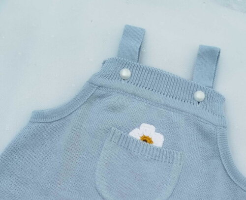 Vestido Infantil em Tricot Azul Bebê com Florzinha Delicada