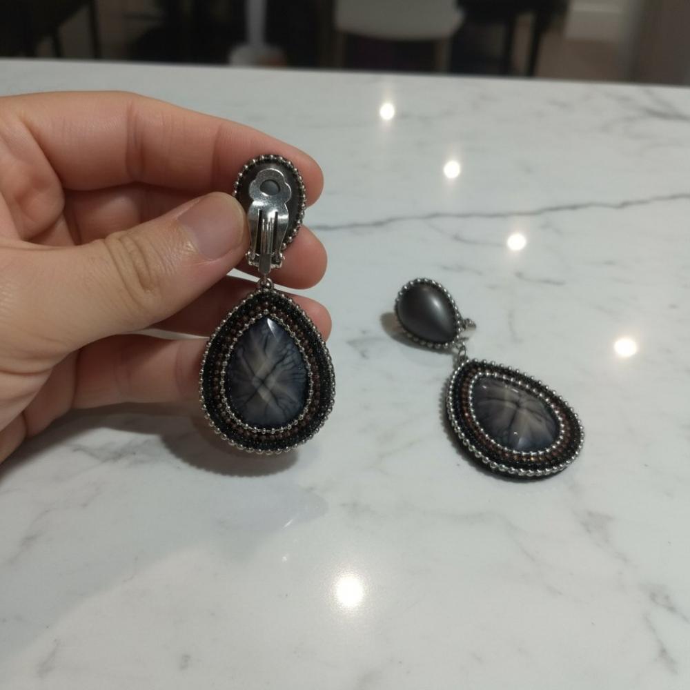 Brinco de Pressão Cinza e Vermelho de Gota de Pedra