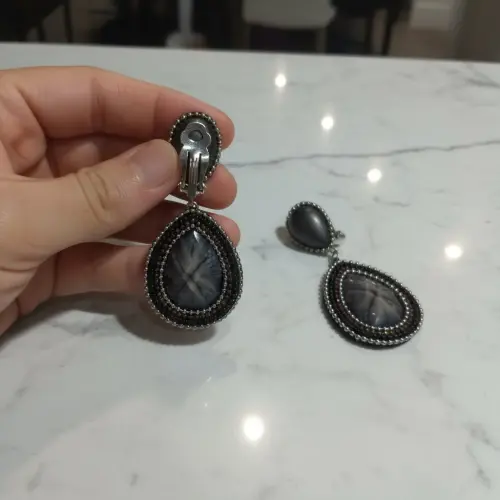 Brinco de Pressão Cinza e Vermelho de Gota de Pedra