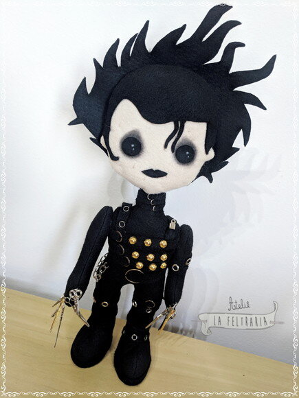 Boneco Edward Mãos de Tesoura em Feltro