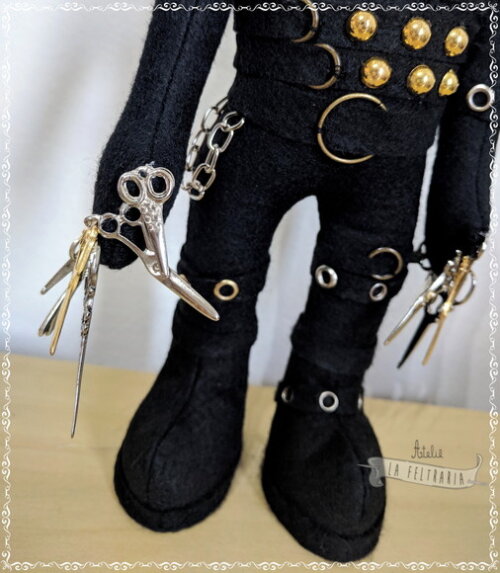 Boneco Edward Mãos de Tesoura em Feltro