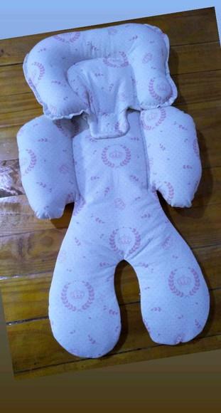 Almofada de bebê conforto.