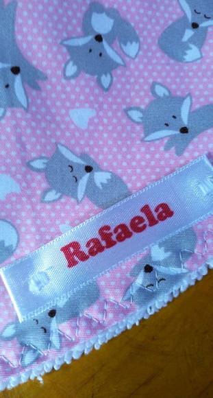 Babador com nome em etiqueta.