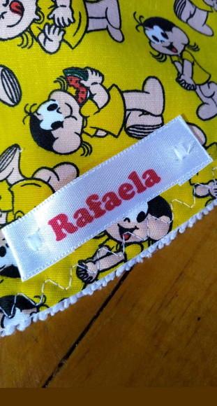 Babador com nome em etiqueta.