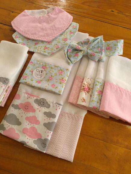 Conjunto de Fraldas de pano e laço.
