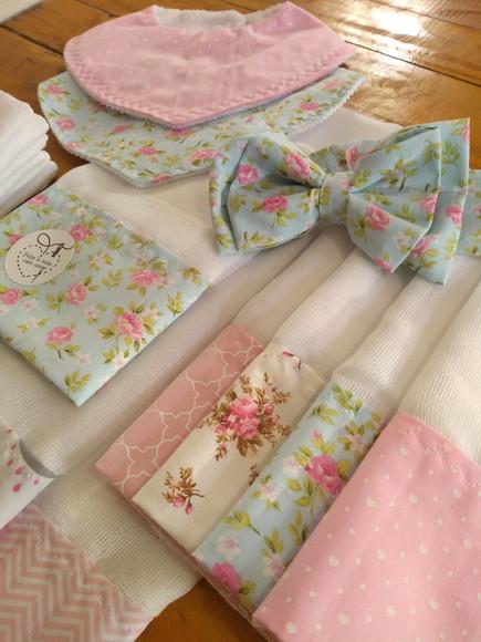 Conjunto de Fraldas de pano e laço.