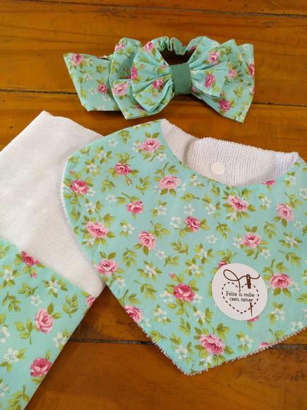 Conjunto de Fraldas de pano e laço.