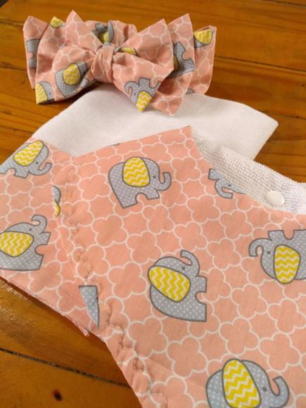 Conjunto de Fraldas de pano e laço.